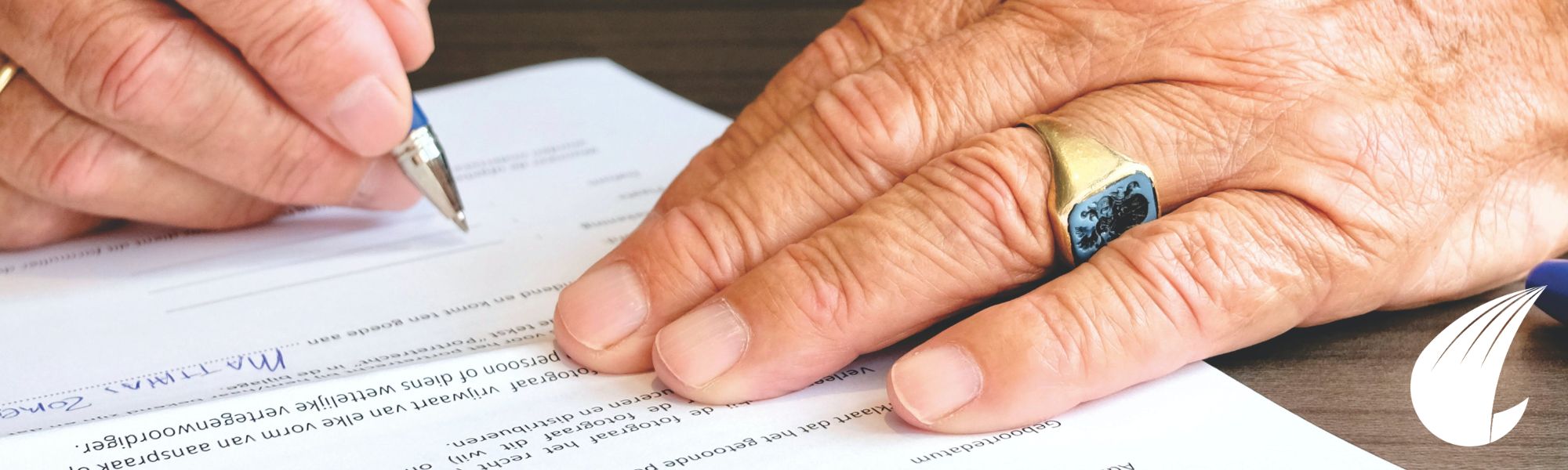 Homme âgé signant un contrat